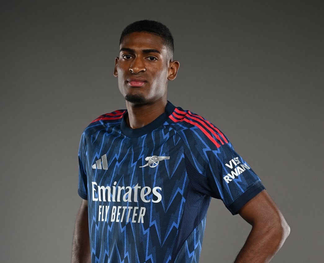 Arsenal chính thức chiêu mộ trung vệ tài năng Cristhian Mosquera